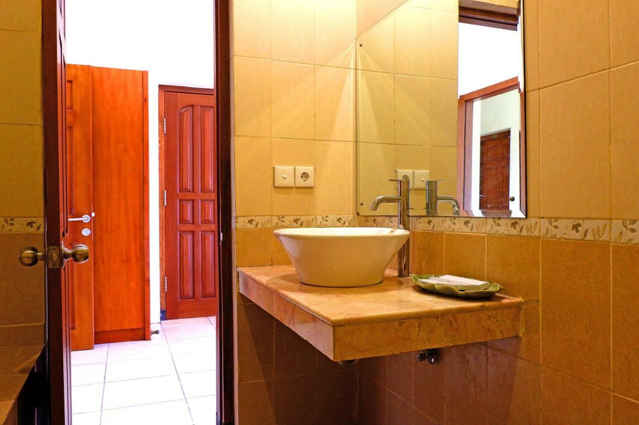 Hotel Intansari Денпасар Екстериор снимка
